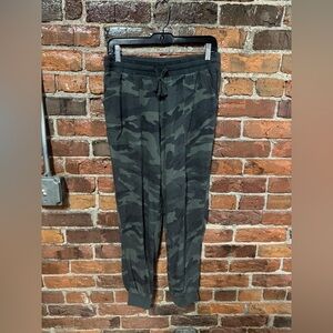 Splendid Camouflage Jogger Pants Size Medium